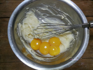 数字蛋糕,分离蛋清和蛋黄，蛋清放入无油无水的打蛋盆，蛋黄加入步骤4拌好的面糊中