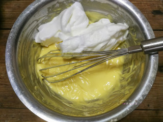 数字蛋糕,取1/3打发的蛋白霜加入步骤6拌好的蛋黄糊中，用蛋抽从底部挑起再自然垂落的方式或用刮刀划J字翻拌均匀，一定不要画圈搅拌！