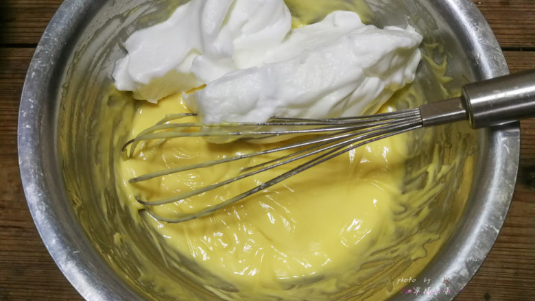 数字蛋糕,取1/3打发的蛋白霜加入步骤6拌好的蛋黄糊中，用蛋抽从底部挑起再自然垂落的方式或用刮刀划J字翻拌均匀，一定不要画圈搅拌！