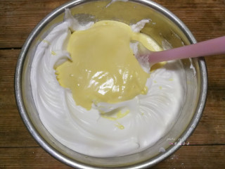 数字蛋糕,将步骤9拌好的面糊全部倒回剩余2/3的蛋白霜盆中，再次用蛋抽或刮刀翻拌均匀，注意不要画圈搅拌