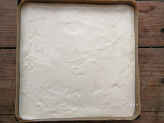 数字蛋糕,事先在28×28的烤盘内垫油纸或油布，拌匀后的面糊全部倒入烤盘中，用刮板刮平表面，然后端起烤盘轻震两下，震出大气泡