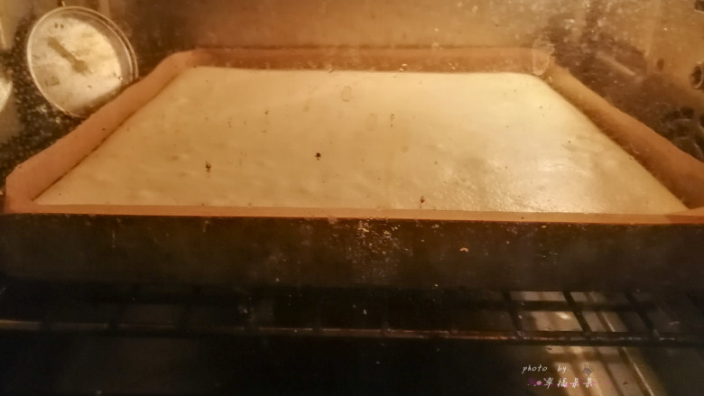 数字蛋糕,送入预热好的烤箱中层烘烤，170度上下火20～25分钟左右