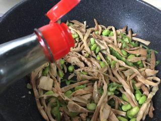 笋干豆子,加入虾粉翻炒均匀，淋上香油翻炒出锅。