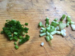 笋干豆子,葱叶和葱白分开要成小段备用。
