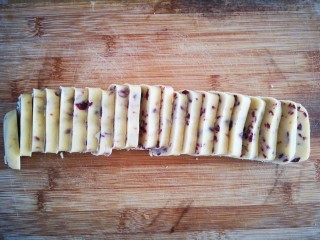 情人节之蔓越莓饼干,用刀切成均匀的厚片