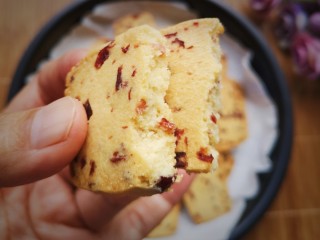 情人节之蔓越莓饼干,先来一块，酥脆无比，浓浓的黄油味加上蔓越莓的酸甜味，真是幸福的味道！