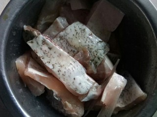 #年年有鱼#       菌香豆腐鱼片煲,鱼肚切片码味，加蛋清拌匀。