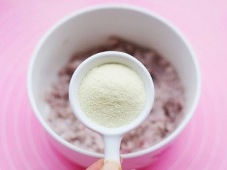 奶香芋泥芝麻球,加入20g澳优能立多G4奶粉和白糖。