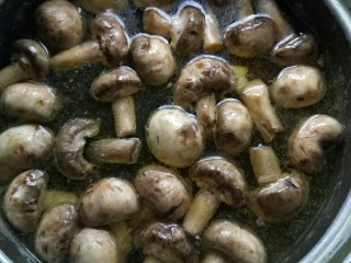 #年年有鱼#       菌香豆腐鱼片煲,放入蘑菇继续熬汤。
