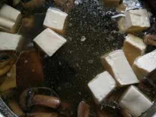 #年年有鱼#       菌香豆腐鱼片煲,汤熬浓后放豆腐片。