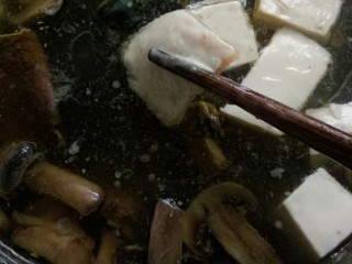 #年年有鱼#       菌香豆腐鱼片煲,放鱼片后开中小火煮。