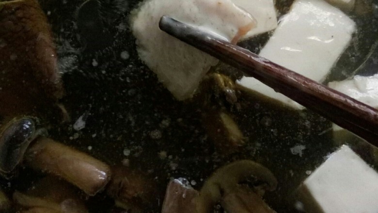 #年年有鱼#       菌香豆腐鱼片煲,放鱼片后开中小火煮。
