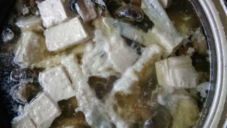 #年年有鱼#       菌香豆腐鱼片煲,鱼片浮起时，完成。