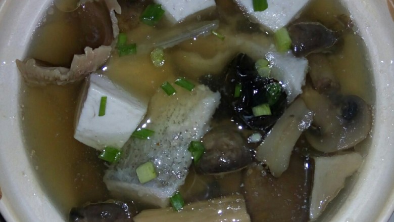 #年年有鱼#       菌香豆腐鱼片煲,盛入煲中，撒葱花。