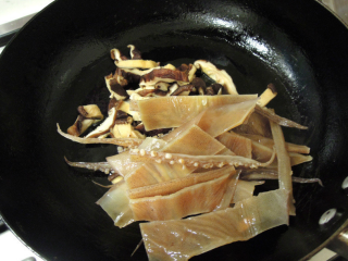 节节高升(冬笋魷鱼蒜汤),用另一锅，锅热加点油，炒香乾香菇及乾魷鱼片。