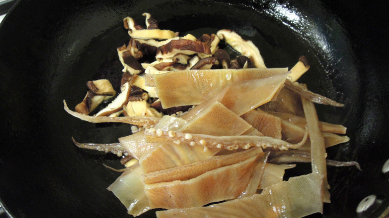 节节高升(冬笋魷鱼蒜汤),用另一锅，锅热加点油，炒香乾香菇及乾魷鱼片。