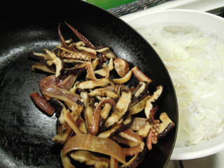 节节高升(冬笋魷鱼蒜汤),水滚后加进步骤3的炒香香菇及魷鱼片。