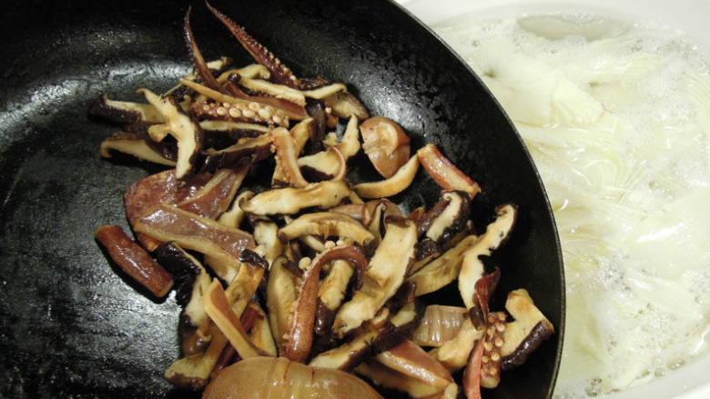 节节高升(冬笋魷鱼蒜汤),水滚后加进步骤3的炒香香菇及魷鱼片。