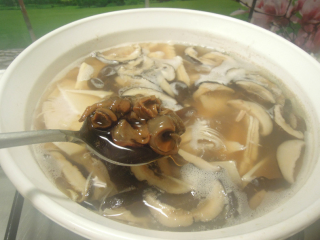 节节高升(冬笋魷鱼蒜汤),煮到第40分钟时，加进螺肉及酱汁。不敢吃螺肉的人请以罐头花瓜及其酱汁代替。
