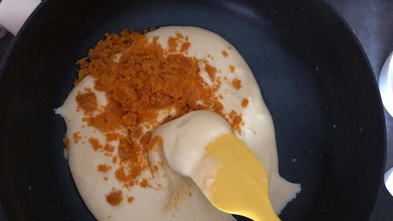 新晋网红— 蛋黄肉松海苔雪花酥,加入咸蛋黄碎继续翻拌