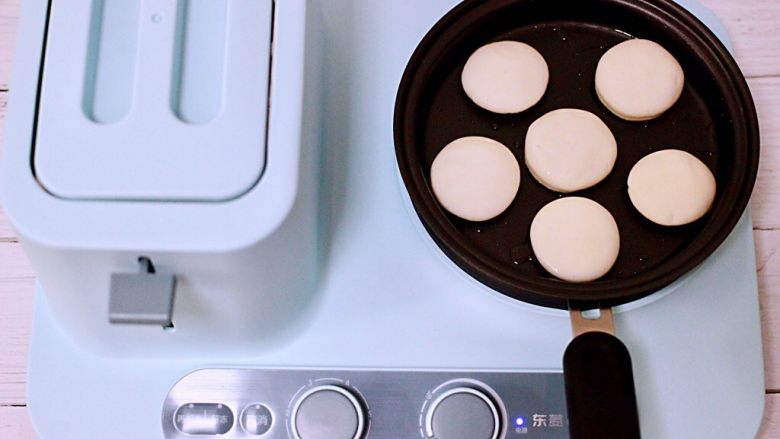 养颜补气血的红糖糍粑,待油有温度时，将做好的糯米饼放入锅中。