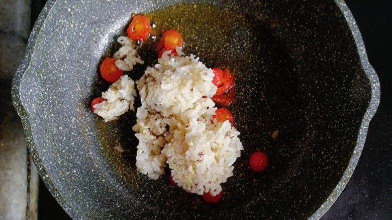 鹅肝三文鱼蔬菜炒饭,小番茄翻炒出汁后，倒入熟米饭炒散