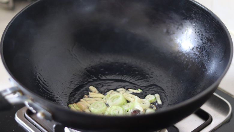 青蒸白玉（青萝卜蒸虾仁豆腐），清淡朴实，原汁原味,这道菜是主要是用汁来调味，所以在蒸制过程中，我们安排好时间制作汤汁。热锅放油，放入葱姜爆出香味后，捞出不用。
