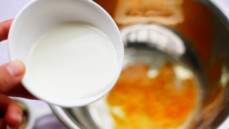 无奶油版的奶香干果蛋挞,鸡蛋和牛奶混到一起，过筛三次。