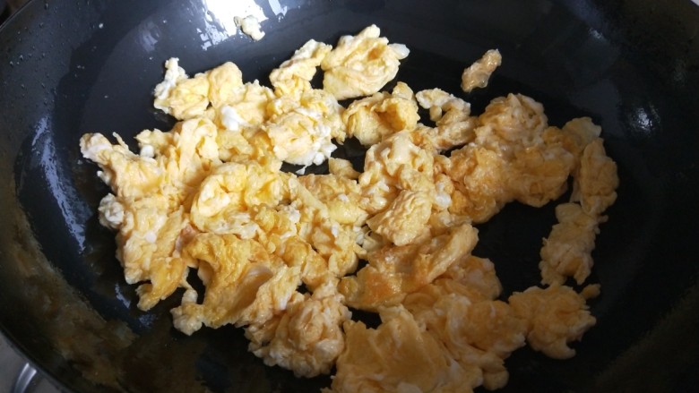 尖椒丝炒鸡蛋,把鸡蛋炒成块倒入碗中备用。