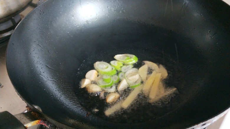 尖椒丝炒鸡蛋,锅中放适量油下葱姜蒜炒香，在把葱姜蒜铲出来留底油。