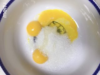 0黄油酸甜香橙磅蛋糕,蛋黄、蛋清分离，蛋清入冰箱冷冻，蛋黄加糖1、蜂蜜，隔热水乳化
