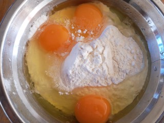 快手早餐~葱花鸡蛋饼,打入鸡蛋