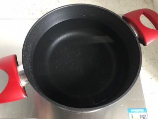 红烧土豆鸡翅根（高压锅版）,锅内煮适量清水