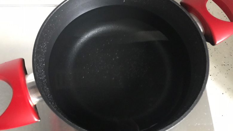 红烧土豆鸡翅根（高压锅版）,锅内煮适量清水