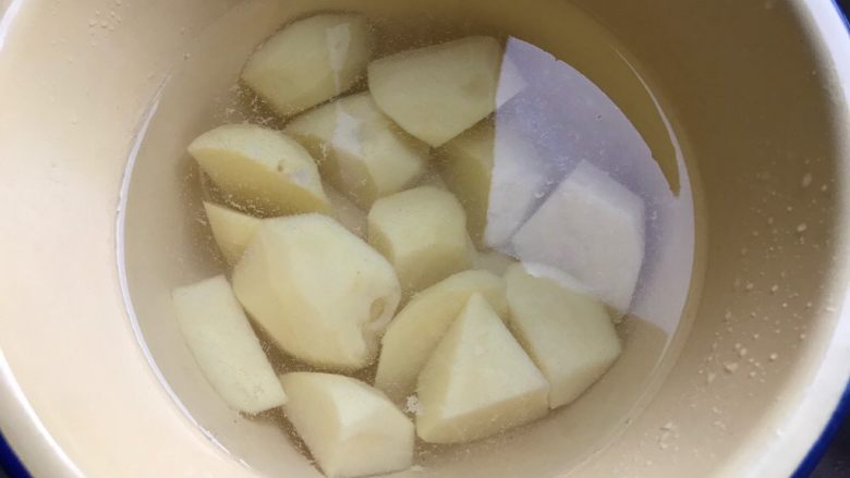 红烧土豆鸡翅根（高压锅版）,土豆去皮洗净之后滚刀块，不要切的太小，以免煮制过程中煮烂，泡在清水里面以免氧化