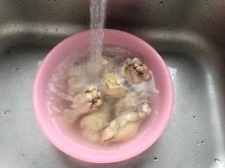 红烧土豆鸡翅根（高压锅版）,煮好的鸡翅根用流动水冲洗掉表面的脏东西