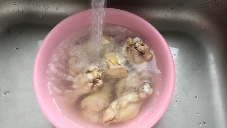 红烧土豆鸡翅根（高压锅版）,煮好的鸡翅根用流动水冲洗掉表面的脏东西