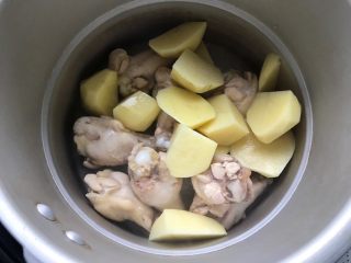 红烧土豆鸡翅根（高压锅版）,取高压锅，放入鸡翅根和土豆