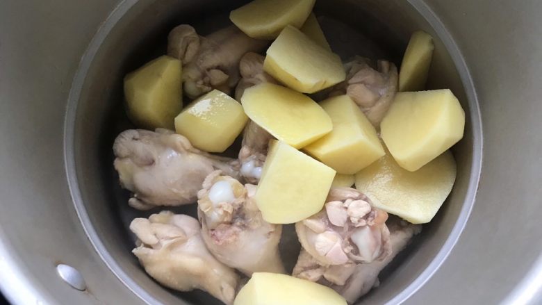 红烧土豆鸡翅根（高压锅版）,取高压锅，放入鸡翅根和土豆