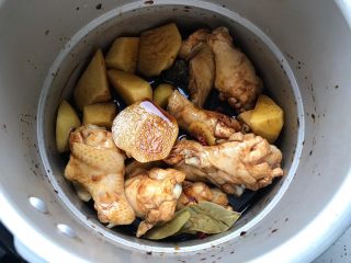 红烧土豆鸡翅根（高压锅版）,搅拌均匀