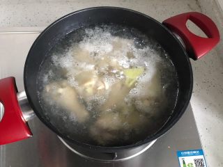 红烧土豆鸡翅根（高压锅版）,放入鸡翅根，煮3.4分钟