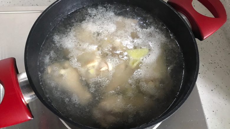红烧土豆鸡翅根（高压锅版）,放入鸡翅根，煮3.4分钟