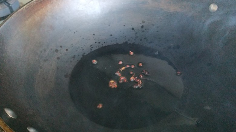 五花肉干煸豆角,放入花椒炒香。