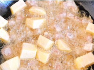 #猪里脊#榕城荔枝肉,将里脊肉和土豆逐个夹到油锅里炸，先放肉后放土豆，因为土豆比肉易熟。（油炸过程中准备调料，新手可提前准备好，调料具体如下）