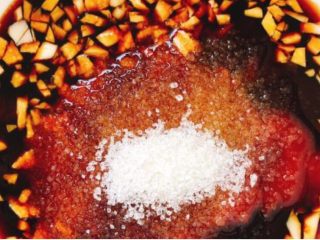 #猪里脊#榕城荔枝肉,加入5勺糖、少许盐（如果酱油很咸，则不能再加盐，加盐之前可先搅拌均匀尝一下）。