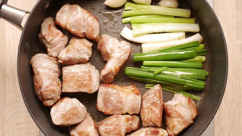 凤梨卤肉,取一平底锅(入香油)，中大火先将梅花肉块煎焦香，约5分钟。接著，将煎香的肉移至锅边，再放进爆香材料炒香，约2分钟。