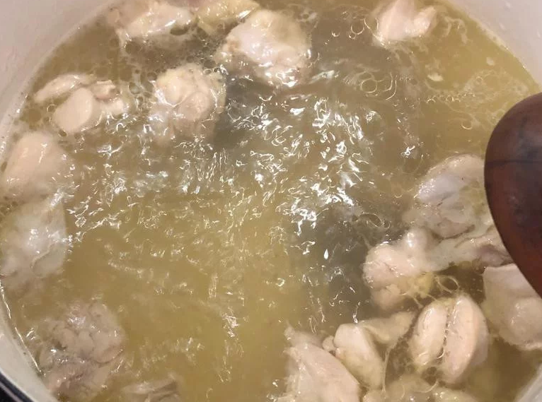 蛤蛎葱鸡汤,倒入高汤或水，煮至沸腾，5分钟，转中火煮15分钟