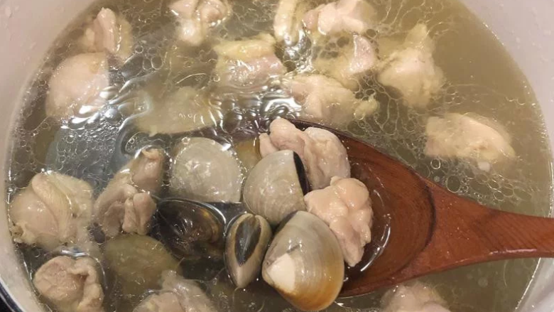 蛤蛎葱鸡汤,加入蛤蛎，煮滚