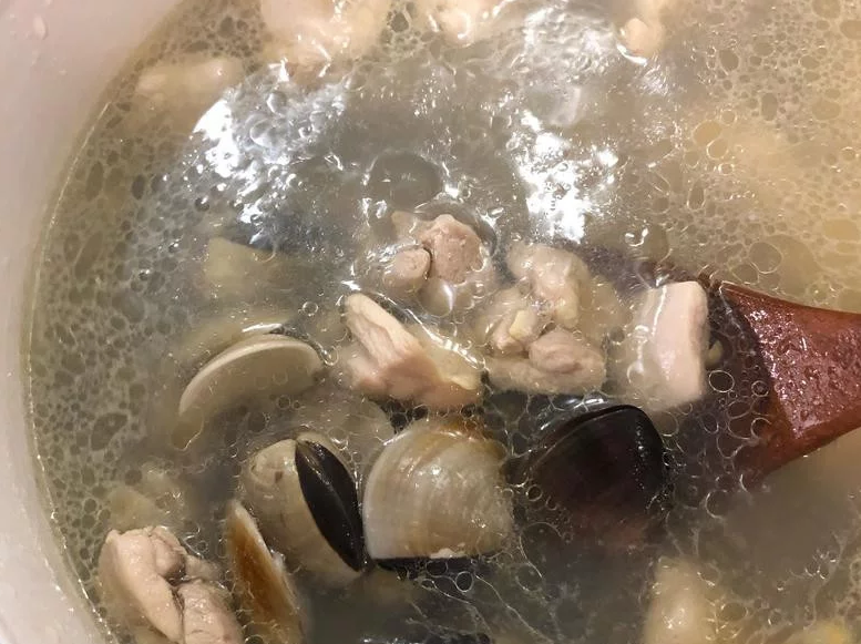 蛤蛎葱鸡汤,汤滚，蛤蛎打开就熄火⋯⋯蛤蛎滚太久就缩小不好吃了！