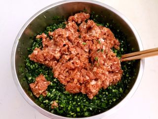 韭菜猪肉馅水饺,把猪肉馅放入韭菜末里，顺着一个方向调匀